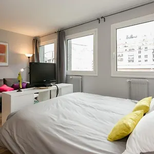 https://nicely-decorated-modern-studio-near-the-eiffel-tower.fr-paris.fr